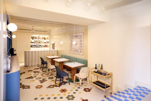 ein Restaurant mit Tischen und Stühlen und einer Theke in der Unterkunft Casa Clarita in Valencia
