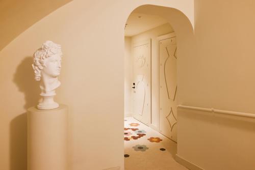 a white statue in a hallway with a door at Casa Clarita in Valencia