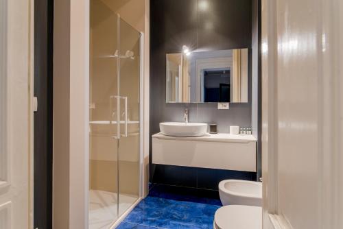 uma casa de banho com um lavatório, um WC e um chuveiro em Oddino 3 - 4 Rooms em Turim