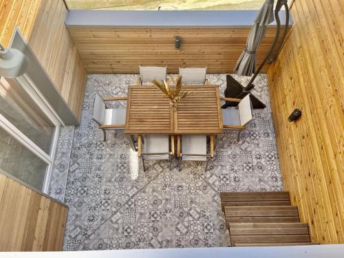 an overhead view of a dining room table and chairs at Au coeur du vignoble (Verzenay) in Verzenay