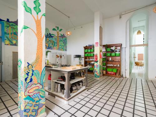 una cafetería con una barra en el medio de una habitación en Jungle House, en Las Palmas de Gran Canaria