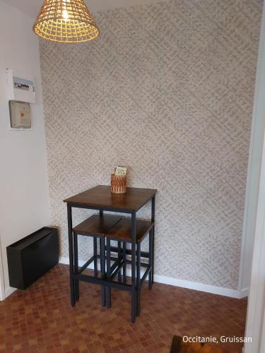 une petite table dans une pièce avec une lampe dans l'établissement Studio avec accès direct sur le port de Gruissan, à Gruissan