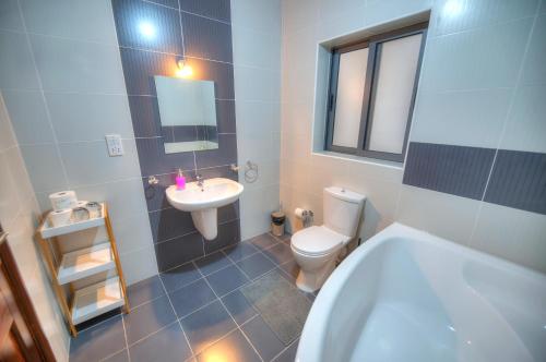 Large and modern 2bedroom with balcony GLUB1-1にあるバスルーム