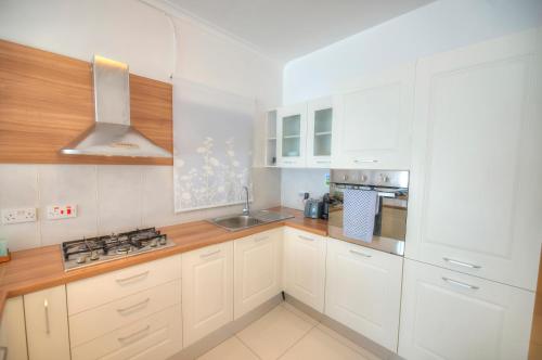 Large and modern 2bedroom with balcony GLUB1-1にあるキッチンまたは簡易キッチン