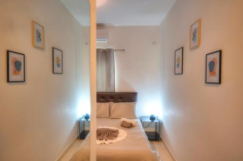 1 dormitorio con 1 cama con espejo en la pared en Large and modern 2bedroom with balcony GLUB1-1, en Il-Gżira