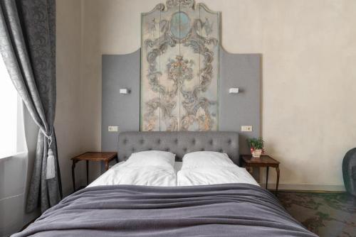 uma cama num quarto com uma tapeçaria na parede em Go to Vilnius em Vilnius