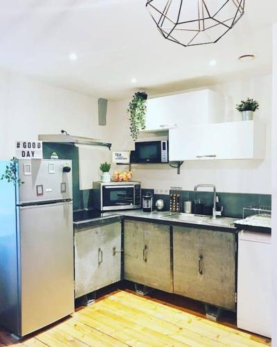 kuchnia z lodówką i kuchenką górny piekarnik w obiekcie Appart/Loft hyper centre POISSY, RER : 2min à pied w mieście Poissy