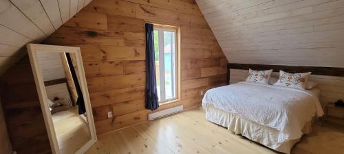 um quarto com uma cama branca e uma janela em Welcome to the Mandeville em Wellington