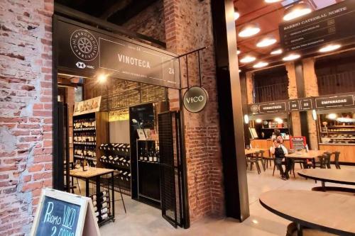 una tienda de vinos con mesas y sillas en un edificio en Super ambiente en el corazón de Buenos Aires en Buenos Aires