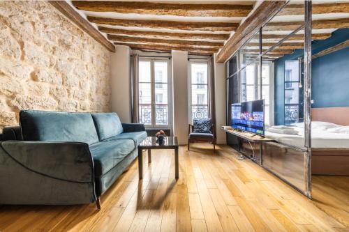un salon avec un canapé et un lit dans l'établissement Peaceful apartment - 1BR-4P - Arts et Métiers, à Paris