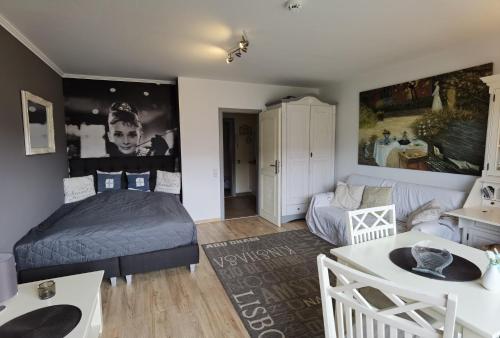 - une chambre avec un lit et un salon dans l'établissement App ingrid, à Wenningstedt