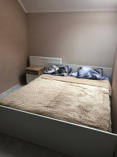 a bed in a small room with a bedskirtspectspectspects at Катерина in Chynadiyovo