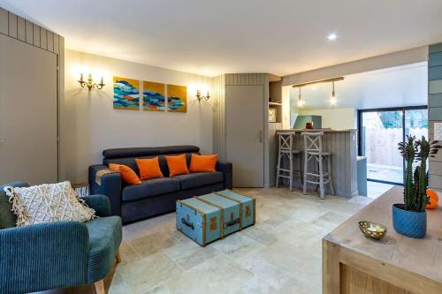 un salon avec un canapé et une table dans l'établissement Cœurs en Bay - Maison romantique avec parking et terrasse, à Saint-Valery-sur-Somme