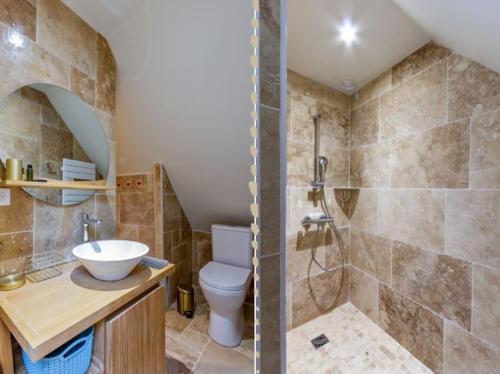 een badkamer met een toilet, een wastafel en een douche bij Cœurs en Bay - Maison romantique avec parking et terrasse in Saint-Valery-sur-Somme