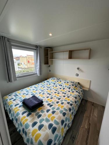 a bedroom with a bed in a small room at La côte sauvage - MH climatisé 2018 - P30 - Le Portel in Le Portel