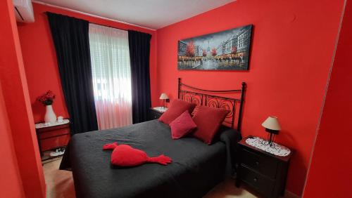 トレビエハにあるTorreviejagasesの赤いベッドルーム(黒いベッド、赤い枕付)