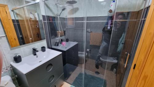 a bathroom with a shower and a sink at Torreviejagases in Torrevieja