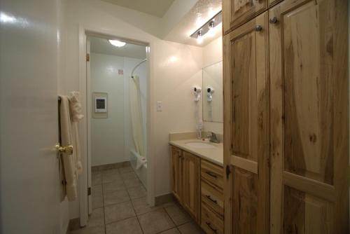 łazienka z umywalką i dużym lustrem w obiekcie Multi Resorts at Bear Lake w mieście Garden City