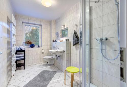 バンシンにあるVilla Madeleine KU 01のバスルーム(シャワー、トイレ、スツール付)