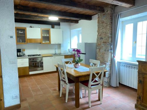 Il comprend une cuisine équipée d'une table et de chaises. dans l'établissement Casa vacanze Il Melograno, à Tremosine