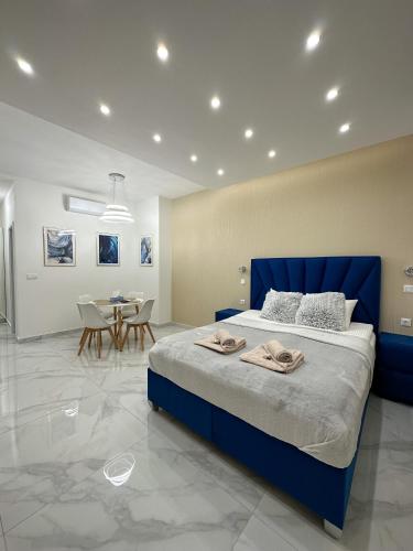 um quarto grande com uma cama azul e uma mesa em Boutique Luxury Residence em Budapeste