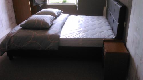 un lit avec deux oreillers dessus dans une chambre dans l'établissement le logis gourmand à payroux chambres à 59 euros chacune avec piscine 10x5 et pdj compris fermé sur ce site merci de me contacter directement pour réservation au 06 87 cinquante huit quatre vingt quinze zéro un, à Payroux