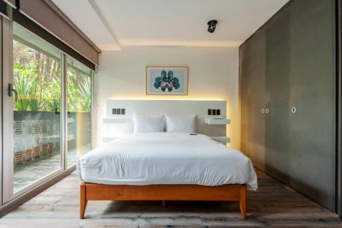 una camera con un letto e una grande finestra di Amazing 2BR in Polanco a Città del Messico