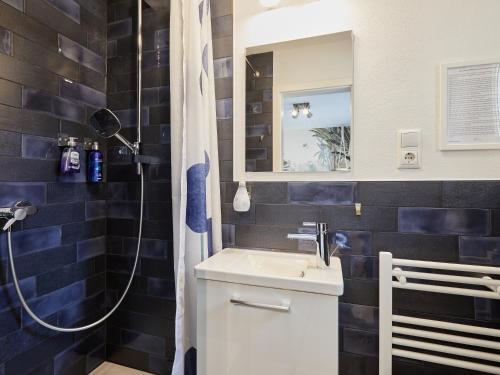 ein Bad mit einem Waschbecken und einer Dusche in der Unterkunft Humboldt41 in Nürnberg