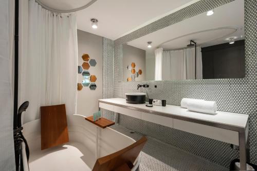 bagno con lavandino e specchio di Amazing 2BR in Polanco a Città del Messico