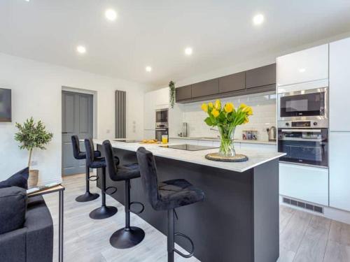 Kuchyň nebo kuchyňský kout v ubytování LANGLEY LODGE 7 Double Bedrooms with SMART TVs, 6 Bathrooms, Fully Equipped Kitchen, Ample PARKING, Wifi, dishwasher, Garden, GREAT CENTRAL LOCATION Ideal for BUSINESS and TRADES TEAMS For Long Stays contact Langley Cottages & Serviced Apartments