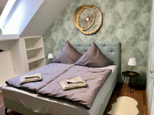 um quarto com uma cama roxa com toalhas em Ferienhaus Ostrauer Hof em Bad Schandau