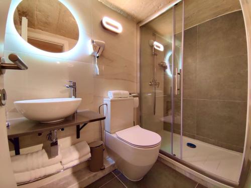ein Bad mit einem WC, einem Waschbecken und einer Dusche in der Unterkunft Coast 52 Savynomad Harbour Residences wow Views in Valletta