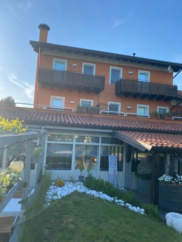 a building with a yard in front of it at Casa vacanze Girardi in Gorizia