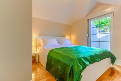 En eller flere senge i et værelse på OMIŠ Dream house Blue sky