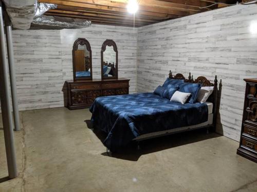 - une chambre avec un lit, une commode et un miroir dans l'établissement s1. Beautiful home in Historic Scottsboro, à Scottsboro