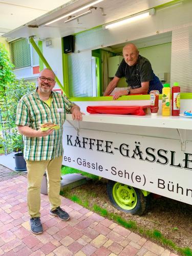 a man is standing in front of a truck at Haus am Kurpark in Schömberg