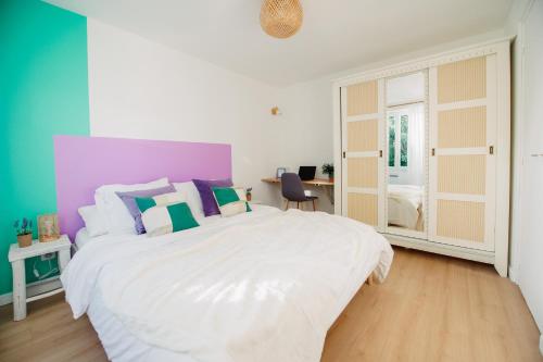 A bed or beds in a room at Casita - Comme une petite maison - Parking gratuit