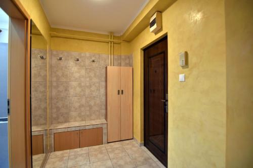 La salle de bains est pourvue d'une douche à l'italienne à côté d'une porte. dans l'établissement Apartment superb intr-o locatie premium, à Timişoara