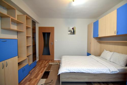 een slaapkamer met een bed en open rekken bij Apartment superb intr-o locatie premium in Timişoara