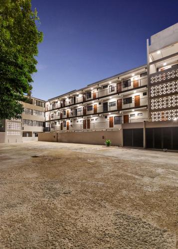 an empty parking lot in front of a building at Suites Reforma by HomiRent in Mérida