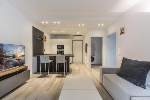 GuestHost - Comfy APT with Private Parking & Balcony