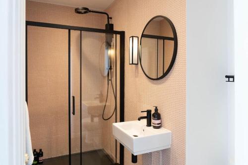 Ένα μπάνιο στο Boutique Central Margate Apt. - edge of Old Town!