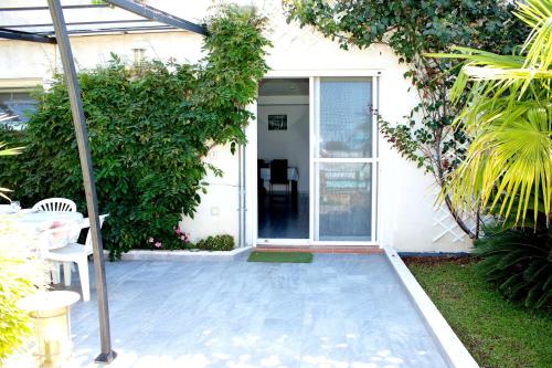 an open door to a house with a patio at Appartement chaleureux à Penta-di-Casinca 60 m² avec piscine privée in Penta-di-Casinca