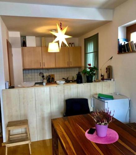 a kitchen with a table and a star on the ceiling at Schöne Wohnung im Zentrum von Leipzig in Leipzig