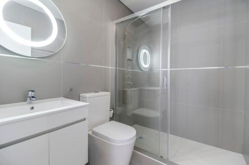 a bathroom with a shower and a toilet and a sink at Rua da Praia in Póvoa de Varzim