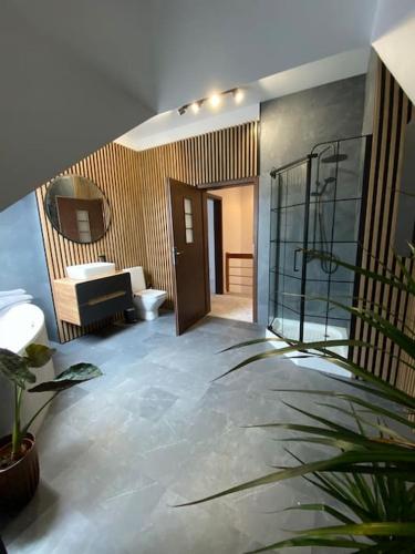 Cette chambre comprend une salle de bains pourvue de toilettes et d'un lavabo. dans l'établissement Strzyzewo Witkowskie Luxury Apartment, 
