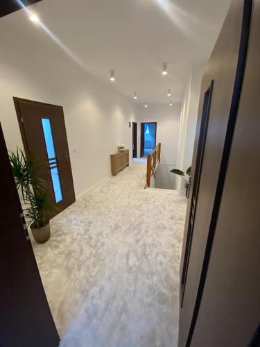 um quarto com um corredor com uma planta em Strzyzewo Witkowskie Luxury Apartment 