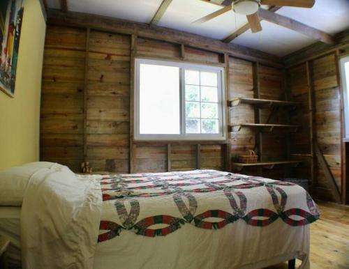 1 dormitorio con 1 cama en una habitación con ventana en The Birds Nest, en Bocas Town
