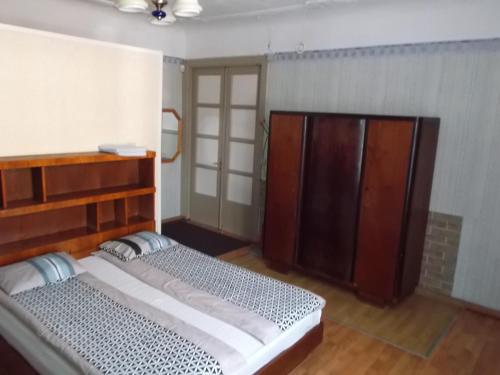 1 dormitorio con 1 cama y armario de madera en TORE KÜLALISTEMAJA en Tallin