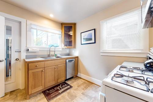 a kitchen with a stove and a sink and a stove at Beach Hill Bungalow in Santa Cruz